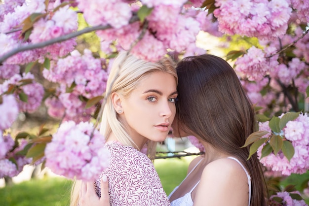 Chicas en flores mujer en el jardín de primavera