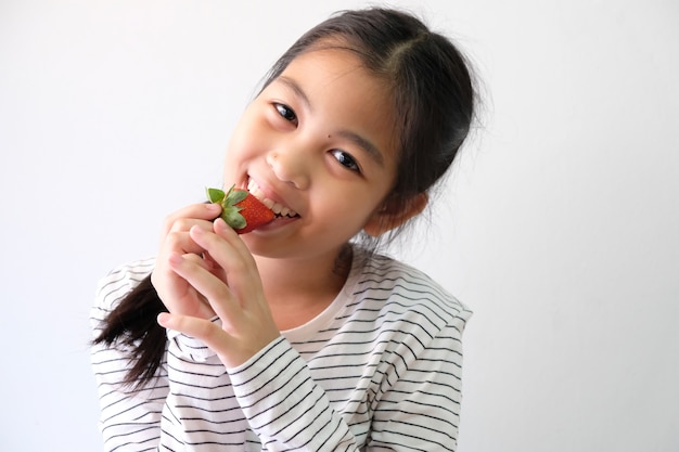 Chicas con fresas rojas frescas, comida sana.