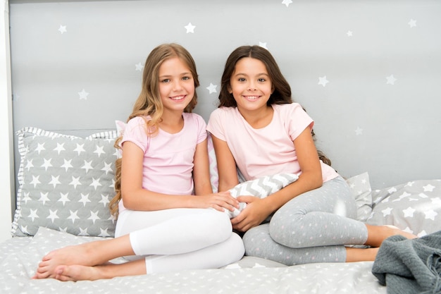 Foto chicas gemelas divirtiéndose fiesta de pijamas concepto de amistad infantil chicas felices mejores amigas fiesta de pijamas fiesta doméstica tiempo de pijamada para divertirse historia de chismes las mejores ideas para fiestas de pijamas de chicas