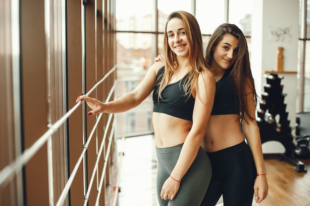 chicas en un gimnasio