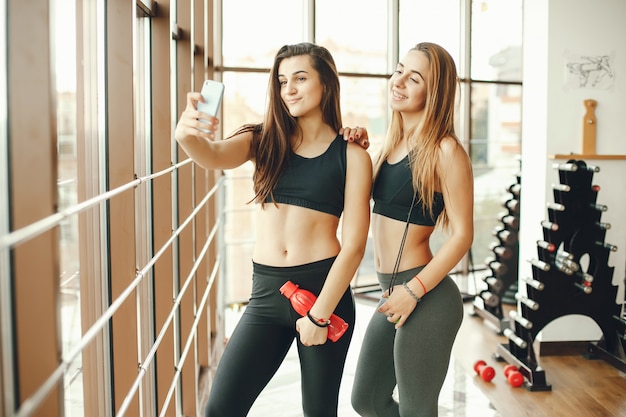 chicas en un gimnasio