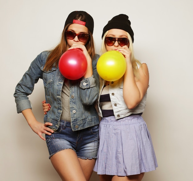 chicas con globos de colores