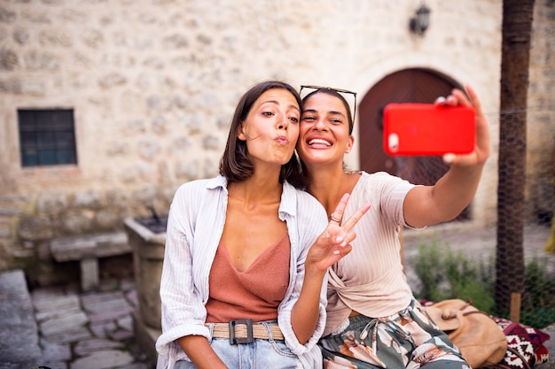 Foto chicas guapas se divierten y hacen selfie