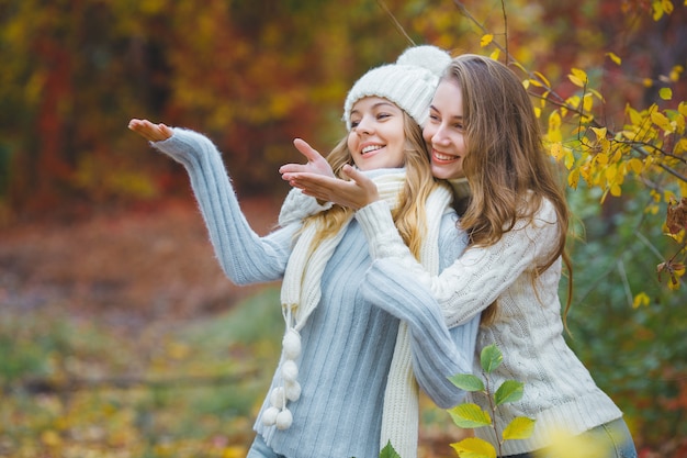 Chicas guapas jóvenes posando al aire libre en otoño