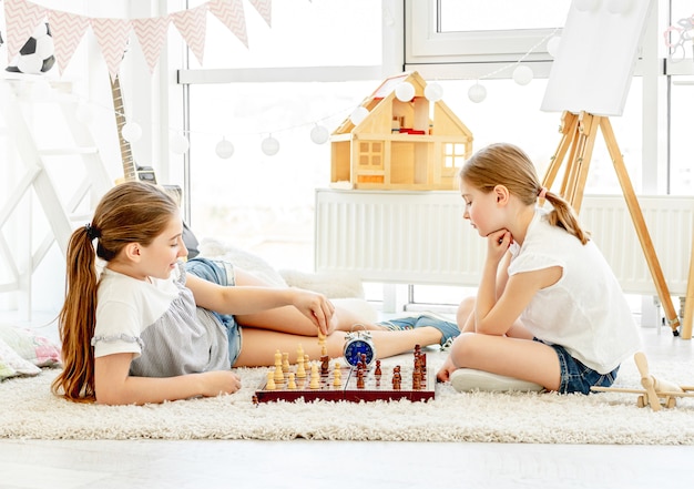 Chicas guapas jugando ajedrez