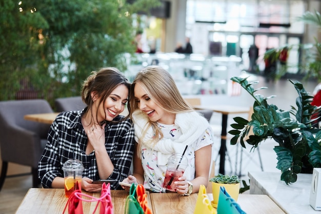 Chicas guapas posando mientras hace compras