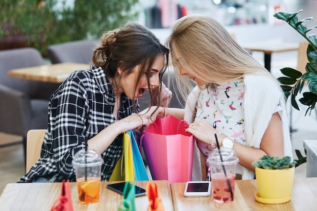 Chicas guapas posando mientras hace compras