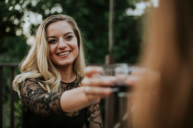 Chicas guapas tomando un poco de vino