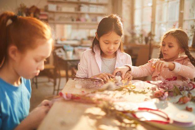 Chicas haciendo cólera de flores