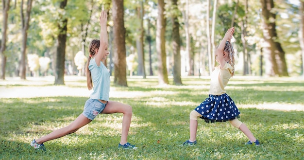 Chicas haciendo entrenamiento afuera