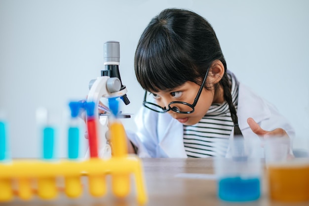 Chicas haciendo experimentos científicos en el laboratorio. Enfoque selectivo.