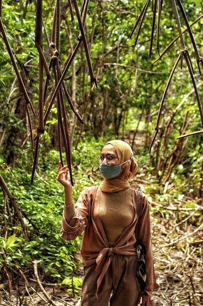 Foto las chicas hijab disfrutan de la belleza de la naturaleza tropical