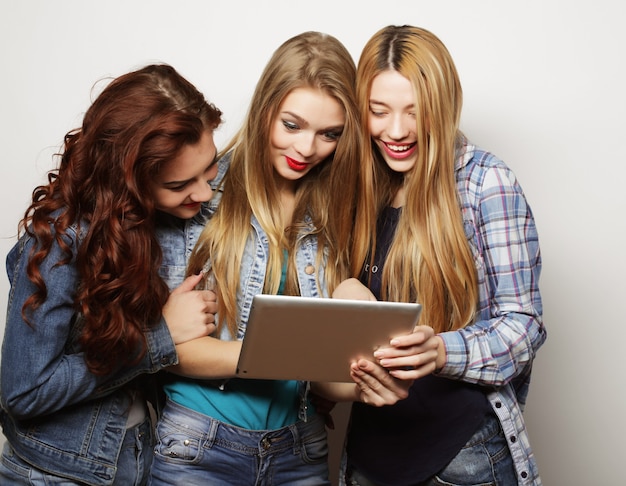 Chicas hipster tomando selfie con tableta digital