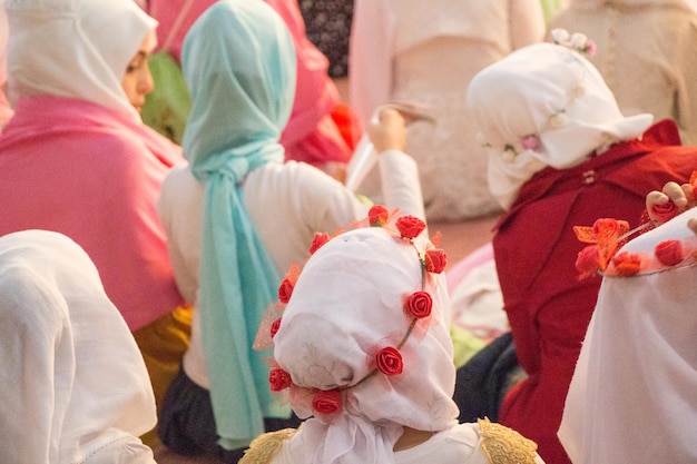 Chicas con hiyab en una gran mezquita