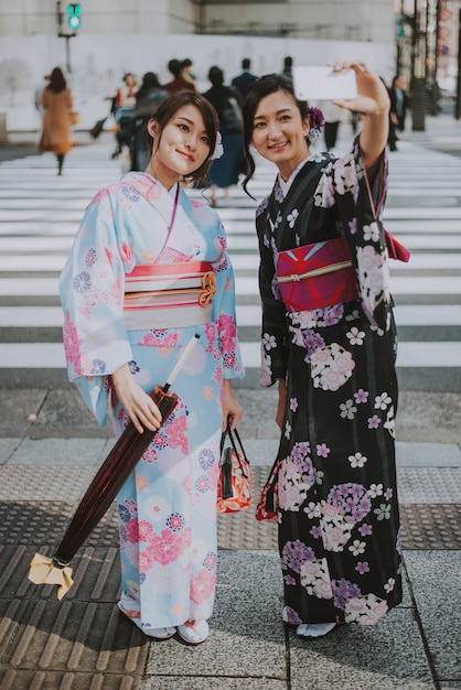 Foto chicas japonesas con ropa tradicional de kimonos, momentos de estilo de vida