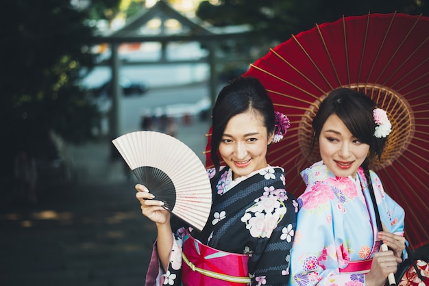 Foto chicas japonesas con ropa tradicional de kimonos, momentos de estilo de vida