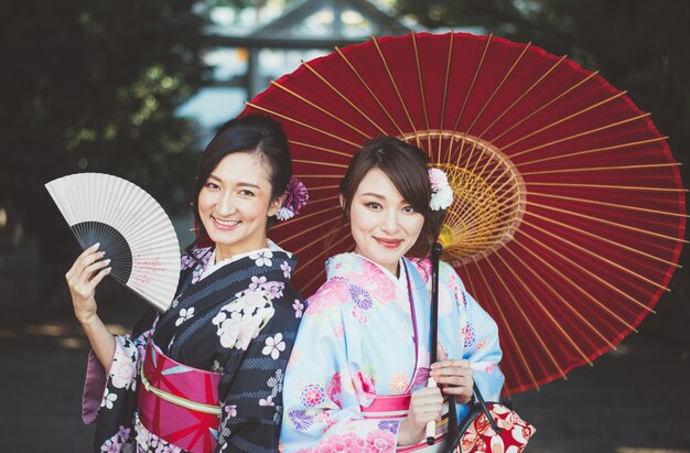 chicas japonesas con ropa tradicional de kimonos, momentos de estilo de vida