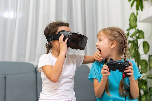 Chicas jóvenes con gafas de realidad virtual. Auriculares VR.