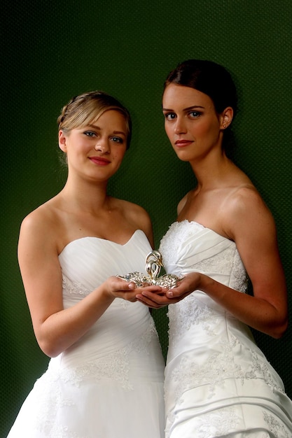 Las chicas jóvenes posan con joyas de plata.