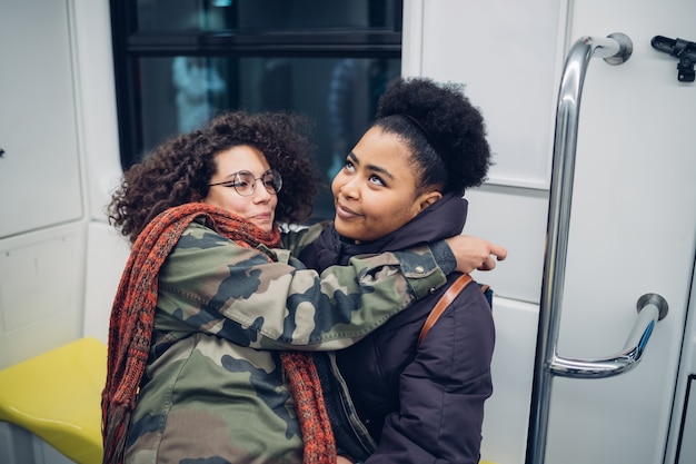 chicas jóvenes sentadas en el metro