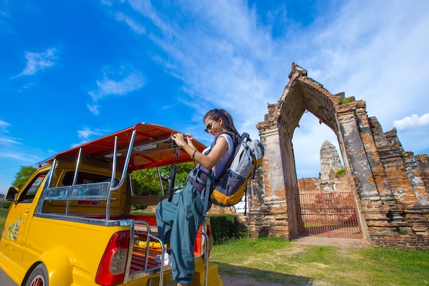 Las chicas jóvenes viajan en Phra Nakhon Si Ayutthaya Tailandia con tuk tuk.