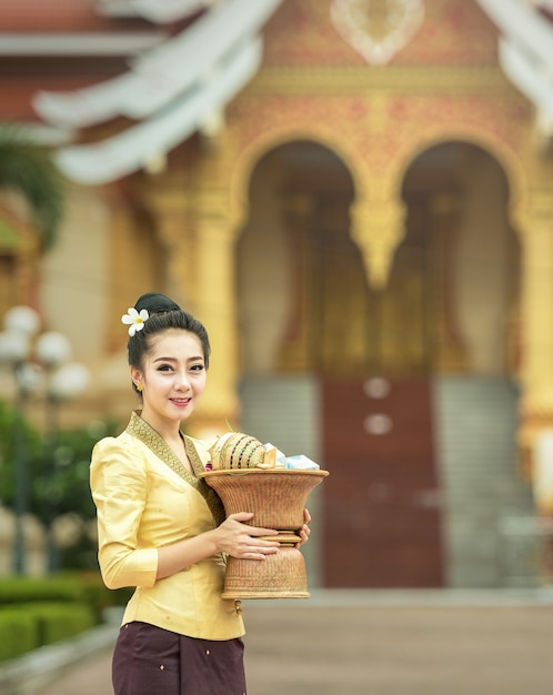 Chicas de Laos hermosas en vestido nacional en el templo