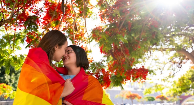 chicas lesbianas reivindicando su amor con la bandera lgtb