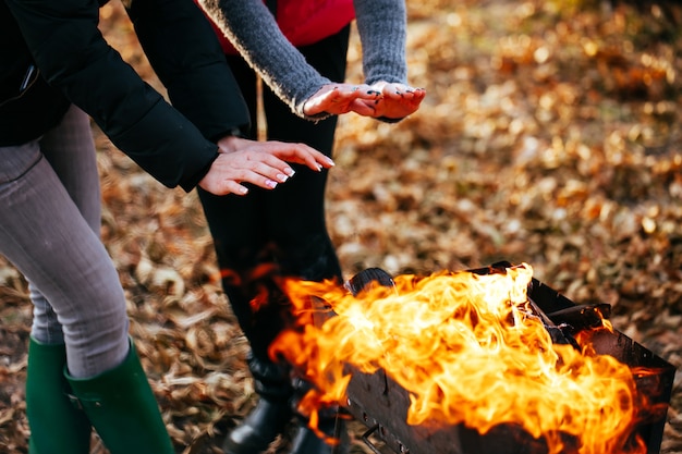 Foto las chicas lesbianas son calentadas por el fuego.