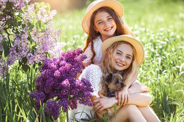 Chicas lindas al aire libre. Lindas hermanas juntas. Chicas alegres.