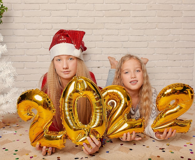 Chicas lindas en casa preparándose para celebrar el año nuevo 2022