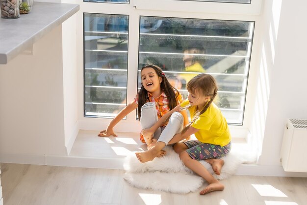 Chicas lindas creativas, dos hermanas en casa.