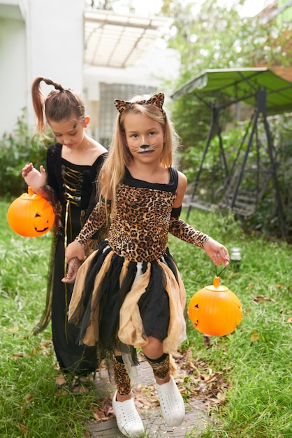 Chicas con linternas de Halloween