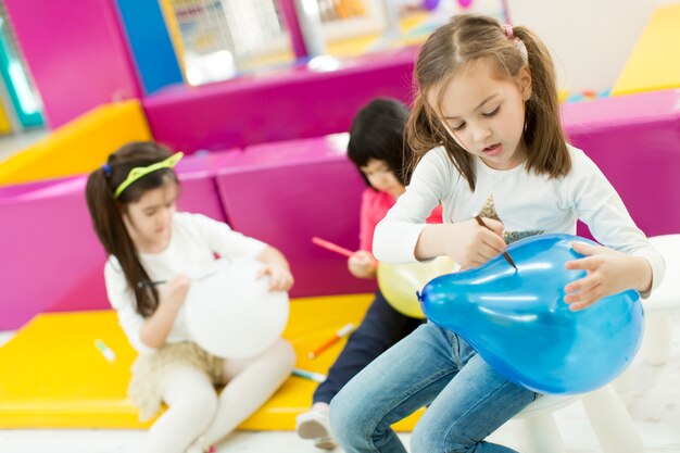 Foto chicas de liras multirraciales en la sala de juegos