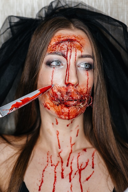 Chicas de maquillaje sangriento espeluznante en Halloween. Maquillaje artificial y ocasión.