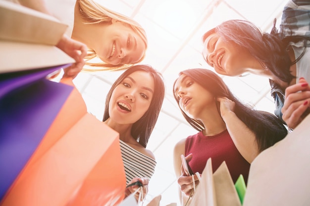 Chicas mirando una bolsa y preguntándose