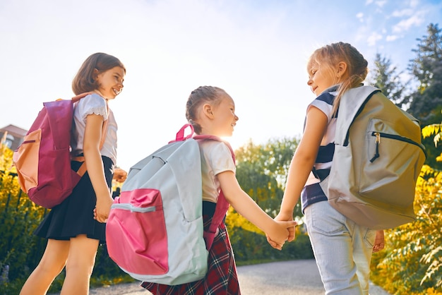 Foto chicas con mochila van a la escuela.