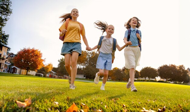 Chicas con mochilas van a la escuela.