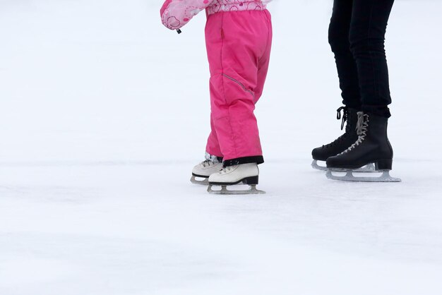 Chicas y mujeres de patinaje sobre hielo en una pista de hielo