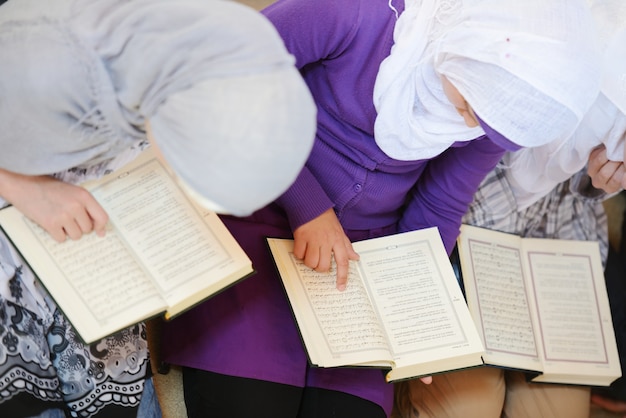 Chicas musulmanas y árabes aprendiendo juntas en grupo