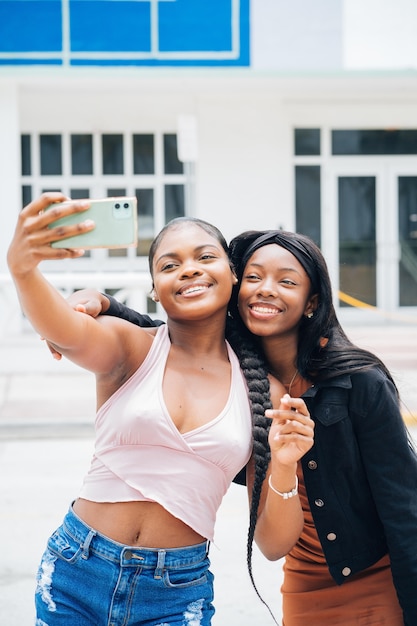 Foto chicas negras pasando tiempo juntas