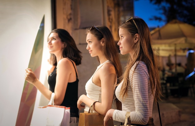 Chicas de noche en un tour de compras.