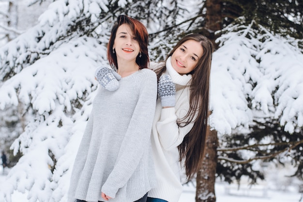 chicas en el parque de invierno