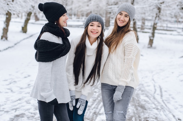 chicas en el parque de invierno