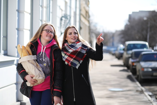 Chicas en un paseo en un día soleado