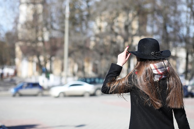 Chicas en un paseo en un día soleado