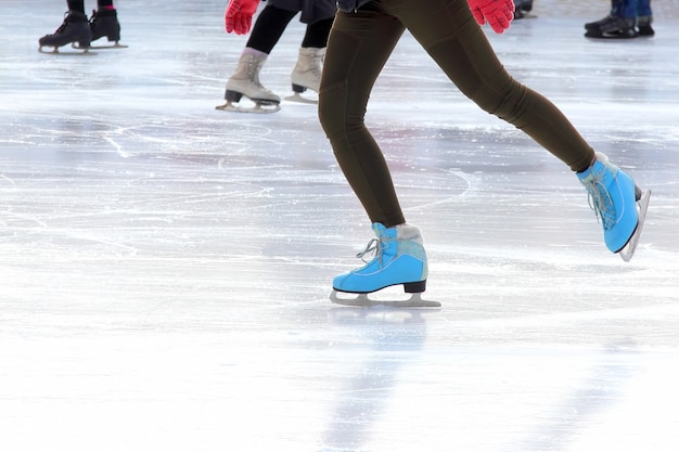 Chicas de patinaje sobre hielo de pie en la pista de hielo