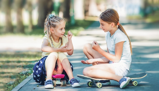 Chicas con patinetas en el parque