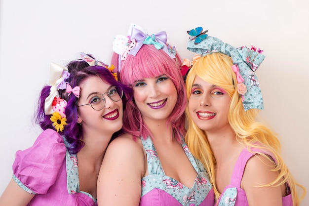 Chicas pinup con trajes coloridos