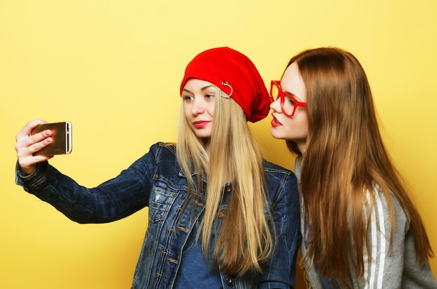 Chicas posando juntas en un estudio