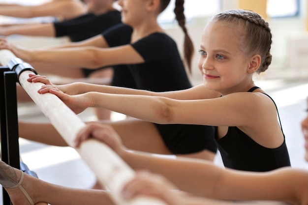 Chicas practicando y haciendo ejercicio durante las clases de ballet.